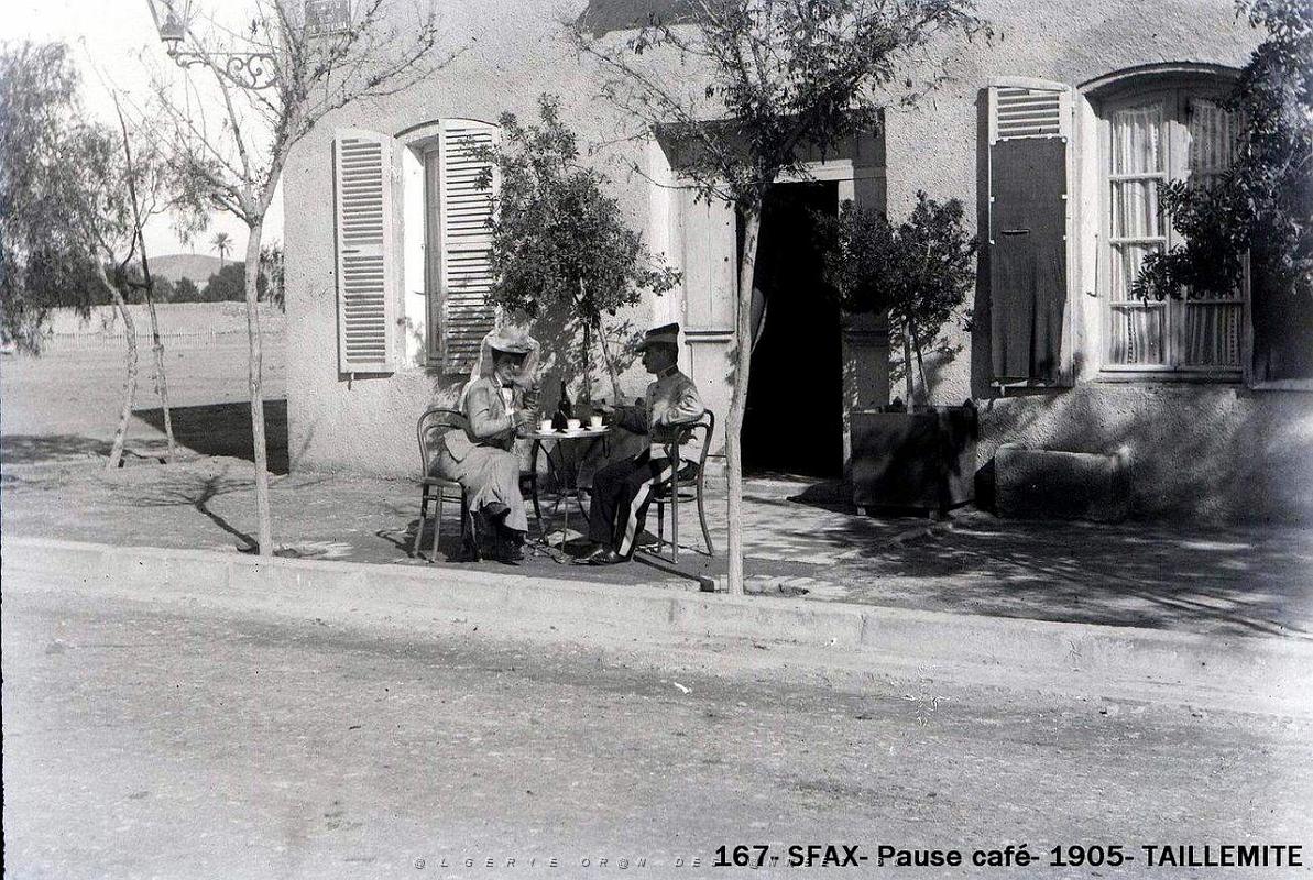 167- Sfax- Gafsa- Pause cafe- 1905- Taillemite.jpg